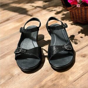 Dansko Women’s Dillon June Embossed Leather Buckle Sandal.